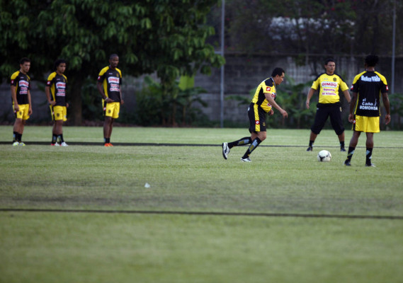 Imágenes de la presentación de Nahún Espinoza como DT del Real España.