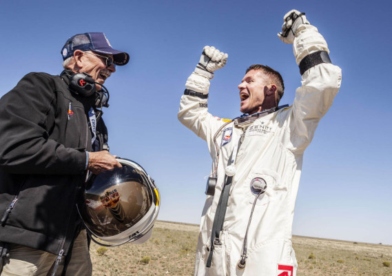 imágenes del histórico salto en caída libre Felix Baumgartner.