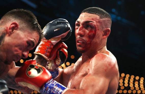 $!NEW YORK, NEW YORK - NOVEMBER 27: Teofimo Lopez punches George Kambosos during their championship bout for Lopezs Undisputed Lightweight title at The Hulu Theater at Madison Square Garden on November 27, 2021 in New York, New York. Al Bello/Getty Images/AFP (Photo by AL BELLO / GETTY IMAGES NORTH AMERICA / Getty Images via AFP)