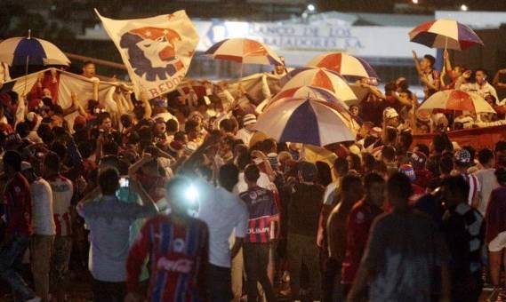 La Ultra Fiel a su llegada al estadio Nacional causó furor en la gente.