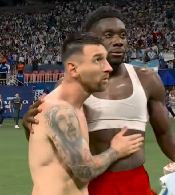 El gesto de Messi con Alphonso Davies y la marca de Julián Álvarez en su cuello; el “beso de la suerte” para la Copa América