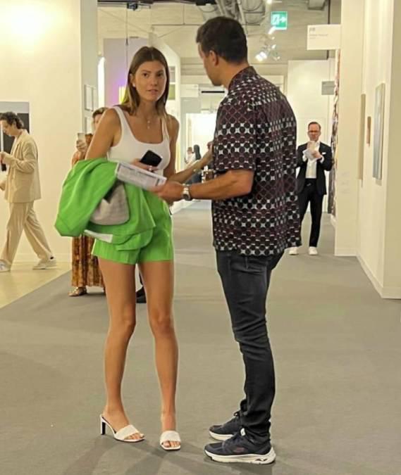 ¡Es 26 años menor! Así fue captado ex futbolista con su nueva novia y amiga de su hijo que murió