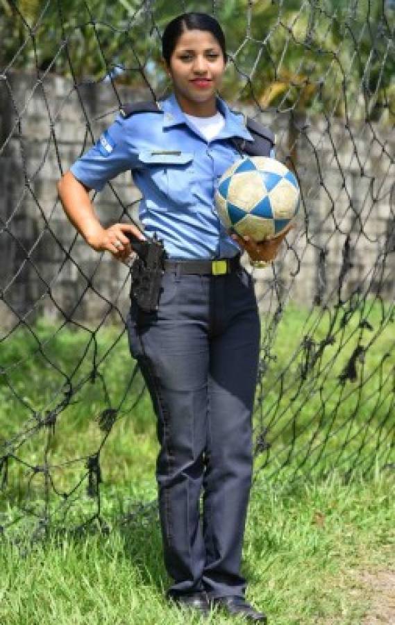 La guapa Policía que combina su trabajo dando seguridad y jugando al fútbol