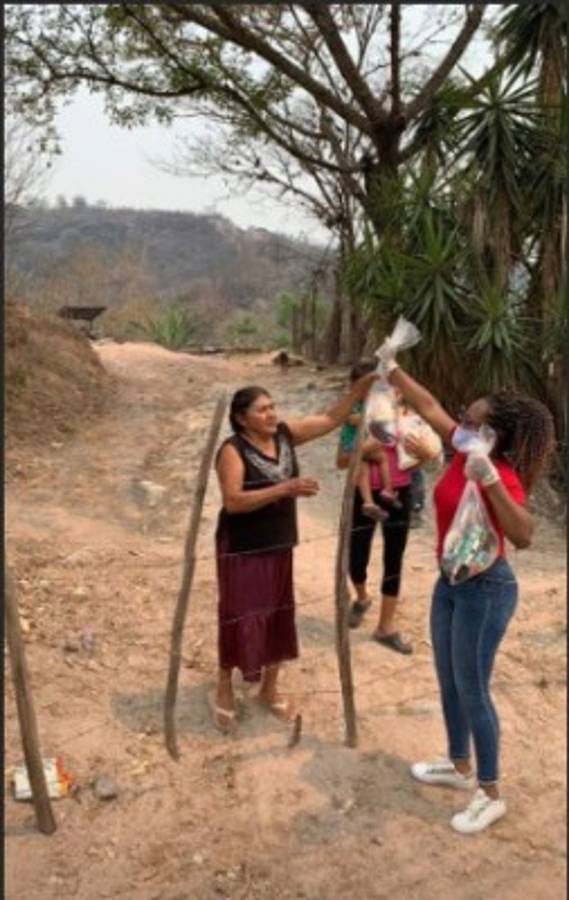 Rubilio Castillo y su esposa reparten alimentos en Tegucigalpa durante la cuarentena