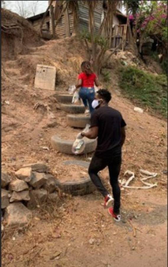 Rubilio Castillo y su esposa reparten alimentos en Tegucigalpa durante la cuarentena