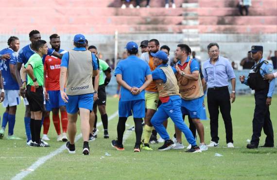 Pedro Troglio tuvo que ser controlado por el meta Edrick Menjívar para evitar una confrontación con el árbitro cuando fue expulsado.