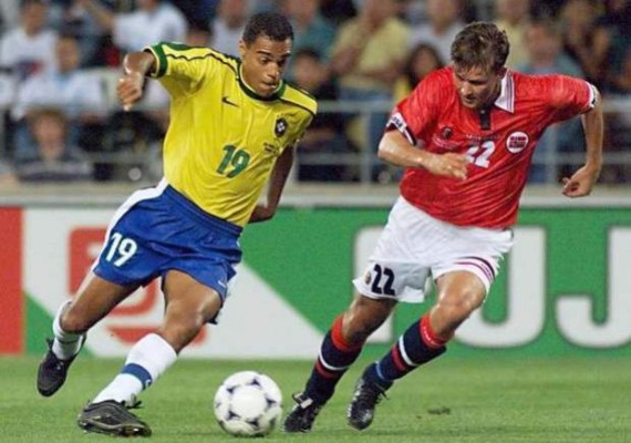 Exmundialista Brasileño a punto de ser expulsado por coquetearle a sexy árbitra