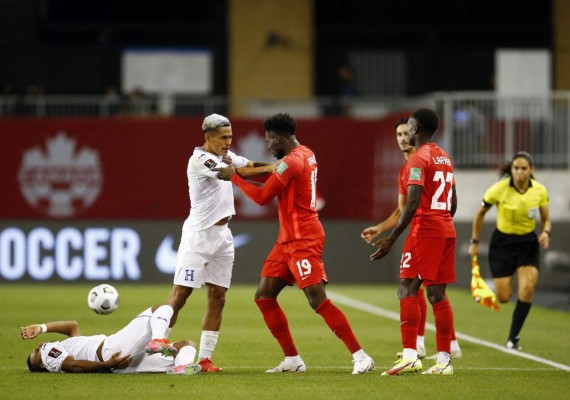 ¡Qué foto de Andy Najar conteniendo la furia de Alphonso Davies! Las mejores imágenes del Canadá-Honduras en Toronto
