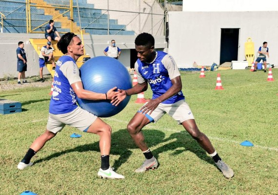 FOTOS: Fortaleza física y bajo fuerte calor se entrena la Sub-23; Coito observa y Falero trabaja en cancha