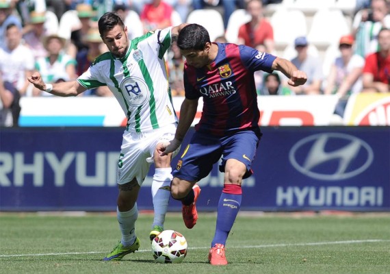 Barcelona demolió por 8 a 0 al Córdoba y se aferra al título .