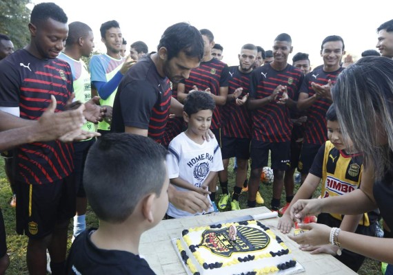 VIDEO: Real España festeja cumpleaños de niño fanático al equipo