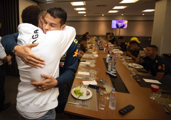 ¡Sorpresa! Neymar visita la concentración de Brasil previo al duelo ante Perú