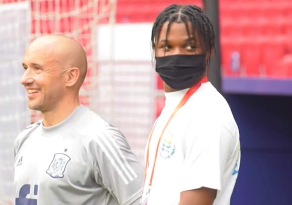 ¡Irreconocible! Crack del Barcelona visita el entrenamiento de España y sorprende con su nuevo look