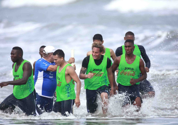 Selección de Honduras entrena en las playas.