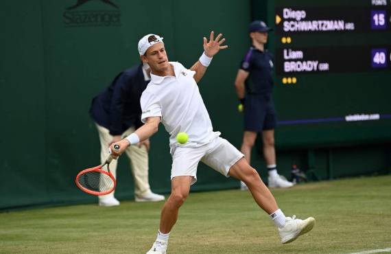 $!Argentina's Diego Schwartzman returns against Britain's Liam Broady during their men's singles second round match on the third day of the 2021 Wimbledon Championships at The All England Tennis Club in Wimbledon, southwest London, on June 30, 2021. (Photo by Glyn KIRK / AFP) / RESTRICTED TO EDITORIAL USE