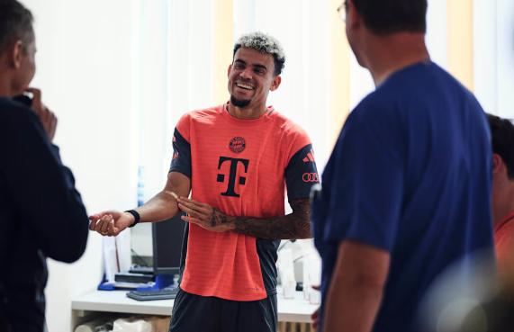 Luis Díaz conoció a las estrellas del Bayern Múnich: lujitos ante Harry Kane, tremendo regalo y bailando cumbia