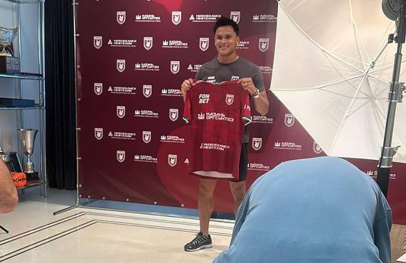 Denil Maldonado posando con la camisa del Rubin Kazán ruso.