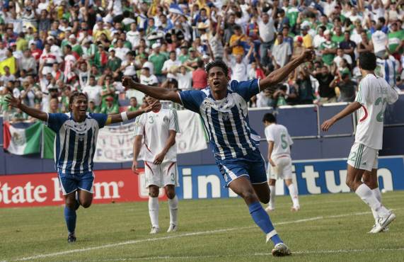 El delantero Carlo Costly celebrando uno de los goles con la Selección Nacional.