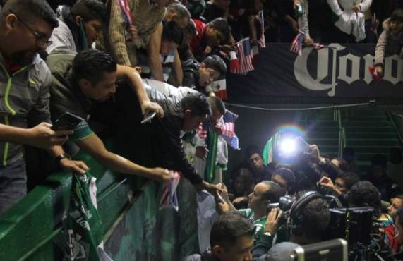 Leon´s new footballer, Landon Donovan of the US, signs a jersey for a fan during his official presentation at the Nou Camp stadium on January 15, 2018, in Leon, Mexico. / AFP PHOTO / GUSTAVO BECERRA