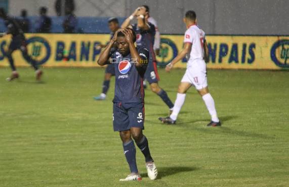 Tres partidos los perdió Cesar “Nene” Obando, dos de ellos ya bajo el mandato de Tota Medina, aunque él solo pudo estar presente ante Olimpia, ante Vida por temas de documentación no dirigió.