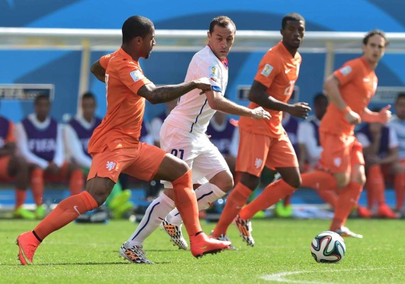 Holanda venció 2-0 a Chile con goles de Leroy Fer y Memphis Depay.