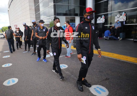 ¡Cánticos y nuevo look! La partida de Olimpia rumbo a Orlando para enfrentar al Montreal Impact