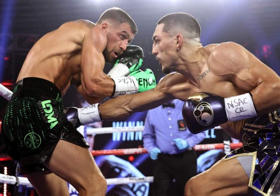 FOTOS: Teófimo López hace historia y así fueron sus mejores golpes para derrotar a Lomachenko