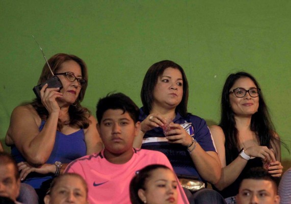 ¡LINDAS! Las preciosas chicas que adornaron el Honduras-Olimpia en la perla