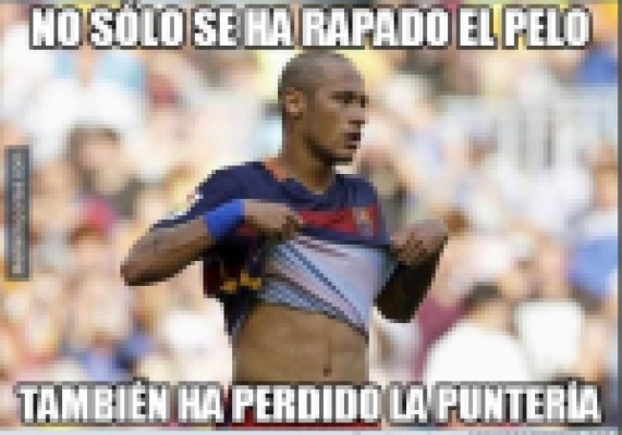 Los memes que dejaron las fallas del Chicharito ante el Barcelona