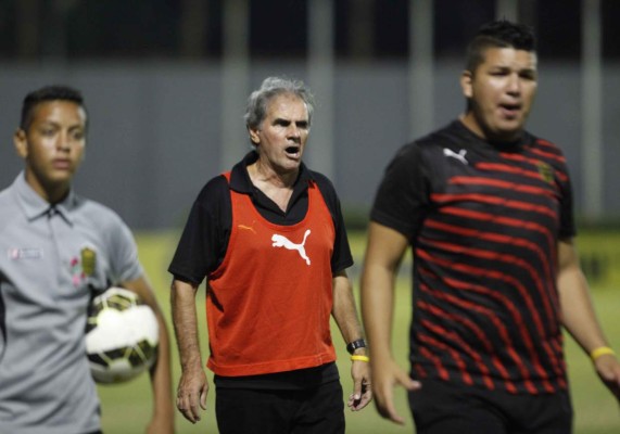 FOTOS: Así fue el sufrimiento de Marito Zanabria antes de renunciar en Real España