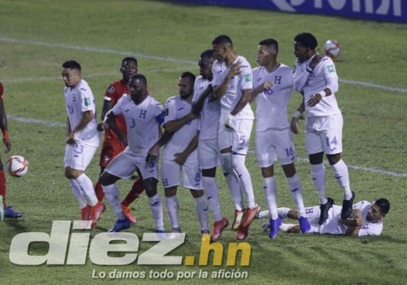 Otras fotos de la debacle: La reacción de Buba López con Maynor tras el error, decepción de los debutantes y el abrazo de Denil Maldonado