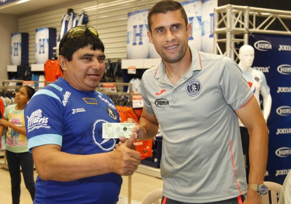 Aficionados abarrotaron llegada de Motagua a San Pedro Sula