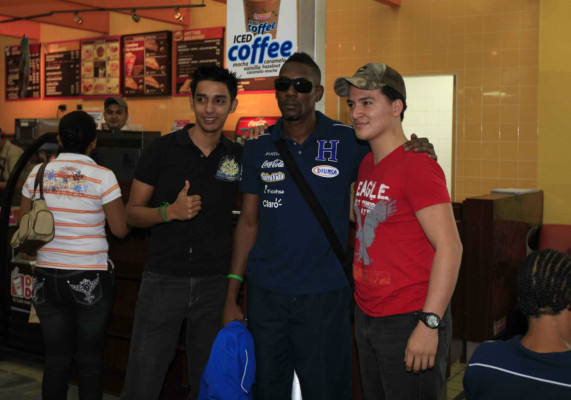 Selección de Honduras viaja a Houston a partido amistoso ante Perú.