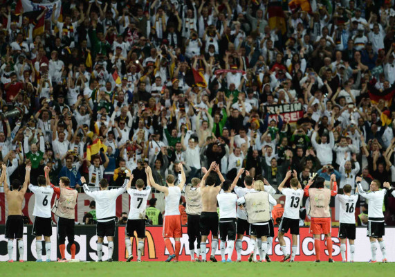 Alemania avanzó a paso firme, con festival de goles 4-2 a Grecia