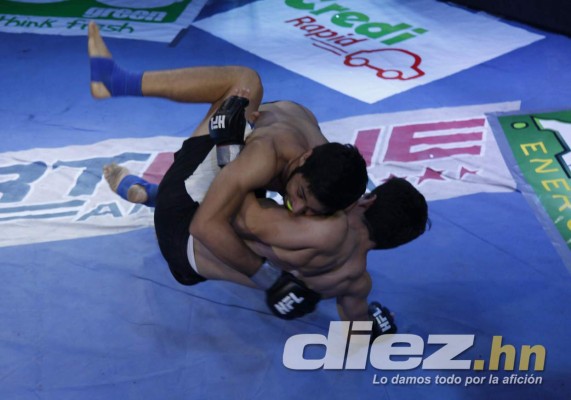 Vibrantes peleas en novena edición HFL de artes marciales mixtas en Expocentro