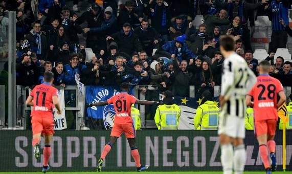 Atalanta forward from Colombia Duvan Zapata (C) celebrates after scoring during the Italian Serie A football match Juventus vs Atalanta at the Allianz Stadium in Turin on November 27, 2021. (Photo by Isabella BONOTTO / AFP)