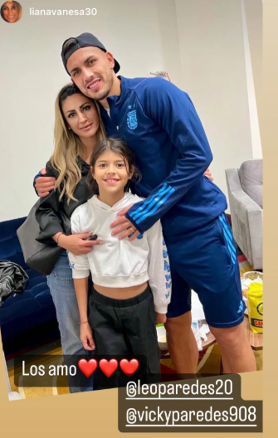 Besos y mucho amor tras sufrida clasificación: jugadores de la selección argentina recibieron a sus esposas en la concentración