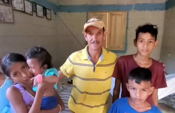 Don Wilmer abraza a su izquierda a Diego Drogbá, abajo está Aldo Balotelli y a su derecha el pequeño Messi Embappé.