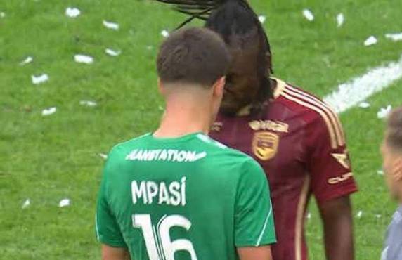 Alberth Elis le propinó un cabezazo a Giovanni Haag<b> </b>del Rodez y el Girondins lo perderá por tres juego.