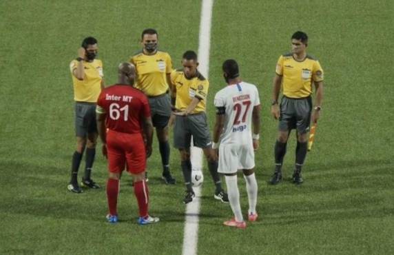 A sus 60 años, Ronnie Brunswijk jugó profesionalmente en Liga Concacaf en 2021.