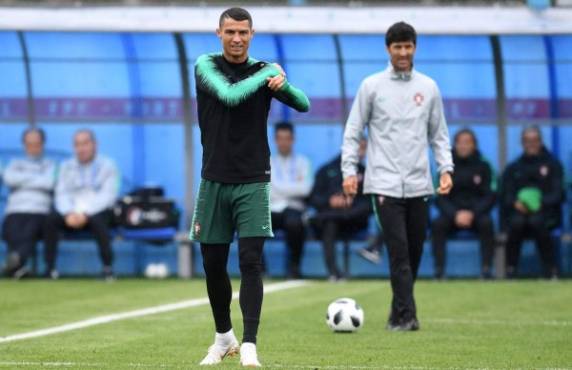 Portugal's forward Cristiano Ronaldo attends a training session of Portugal's national football team at their base camp in Kratovo, outskirts of Moscow, on June 10, 2018, ahead of the Russia 2018 World Cup. / AFP PHOTO / Francisco LEONG