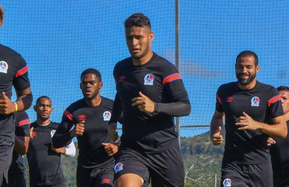 Alex López trabajando con el Olimpia para no perder el ritmo y la física.