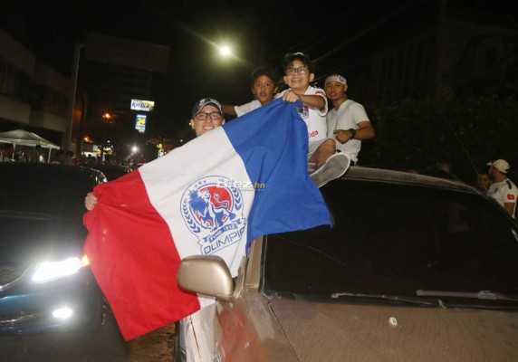 Afición de Olimpia armó un carnaval en las calles de Tegucigalpa festejando la 31