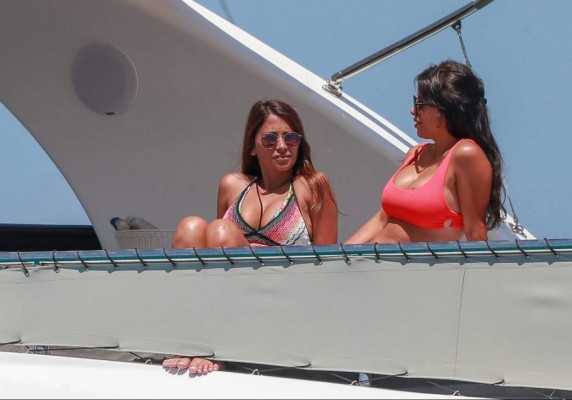 Antonella y sus descuidos; las vacaciones de Messi, Fabregas y Suárez con sus parejas