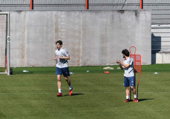 ¿Y el coronavirus? Sin abrazos y en grupos, así fue el entrenamiento del Bayern Munich