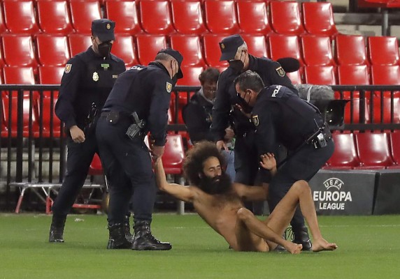 De no creer y en partido a puerta cerrada: Así fue la entrada de un espontáneo desnudo en el Granada-Manchester United&nbsp;&nbsp;&nbsp;