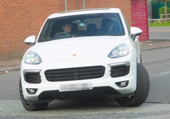 Jesús Navas deja su humilde coche y se compra un supercarro de lujo