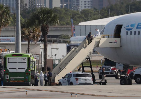 Termina la pesadilla: Pasajeros de cruceros con coronavirus desembarcan en Fort Lauderdale