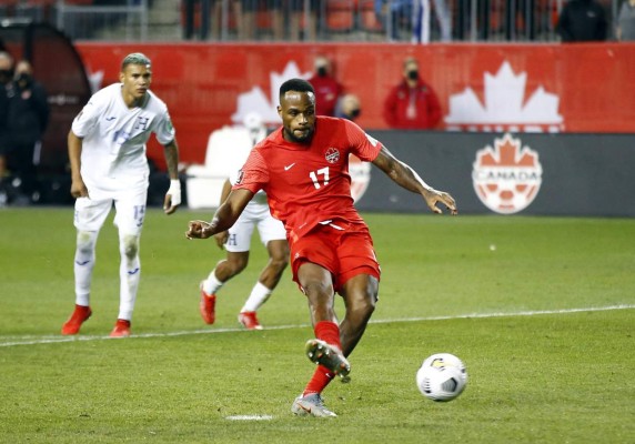 ¡Qué foto de Andy Najar conteniendo la furia de Alphonso Davies! Las mejores imágenes del Canadá-Honduras en Toronto