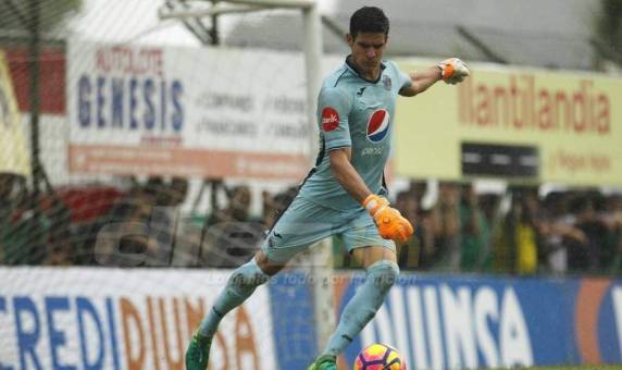 Jonathan Rougier despejando el esférico en uno de sus partidos de la Liga Nacional de Honduras.